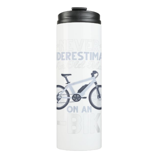 Mens Never Underestimate An Old Man on An Ebike Fu Thermosbecher (Vorderseite)