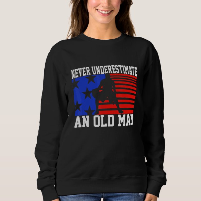 Mens Never Underestimate An Old Man USA Flag   Bas Sweatshirt (Vorderseite)