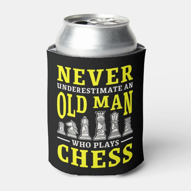 Mens Never Underestimate An Old Man Who Plays Ches Dosenkühler (Kanne Vorderseite)
