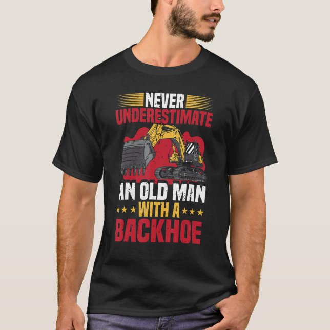 Mens Never Underestimate An Old Man With A Backhoe T-Shirt (Vorderseite)