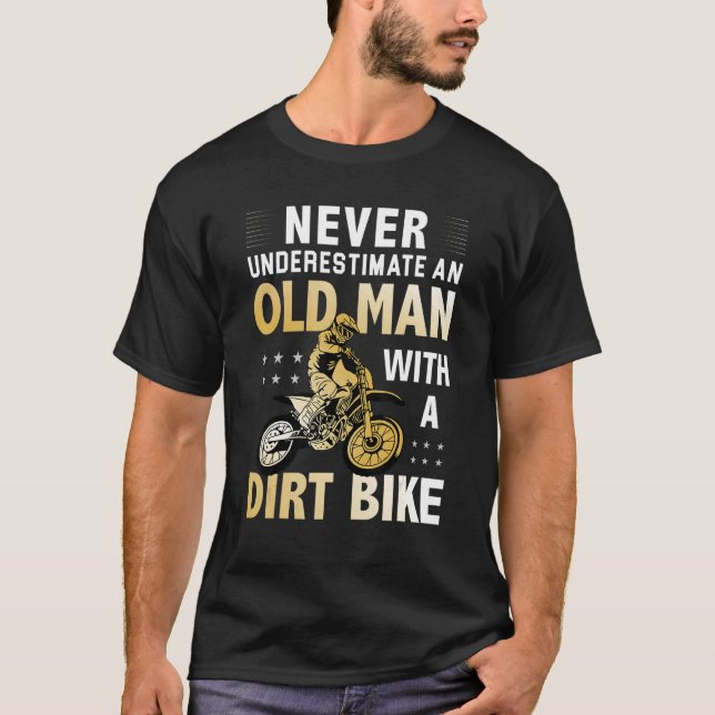 Mens Never Underestimate an Old Man With a Dirt Bi T-Shirt (Vorderseite)