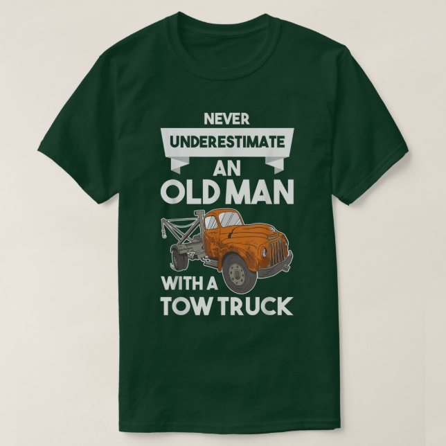 Mens Never Underestimate an Old Man with a Tow Tru T-Shirt (Design vorne)