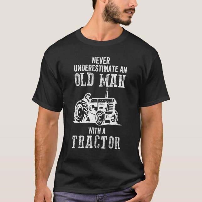 Mens Never Underestimate An Old Man With A Tractor T-Shirt (Vorderseite)