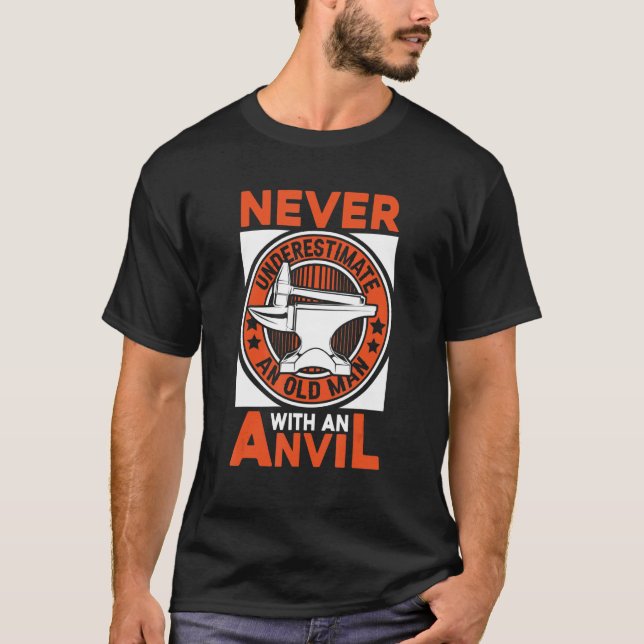 Mens Never Underestimate An Old Man With An Anvil  T-Shirt (Vorderseite)