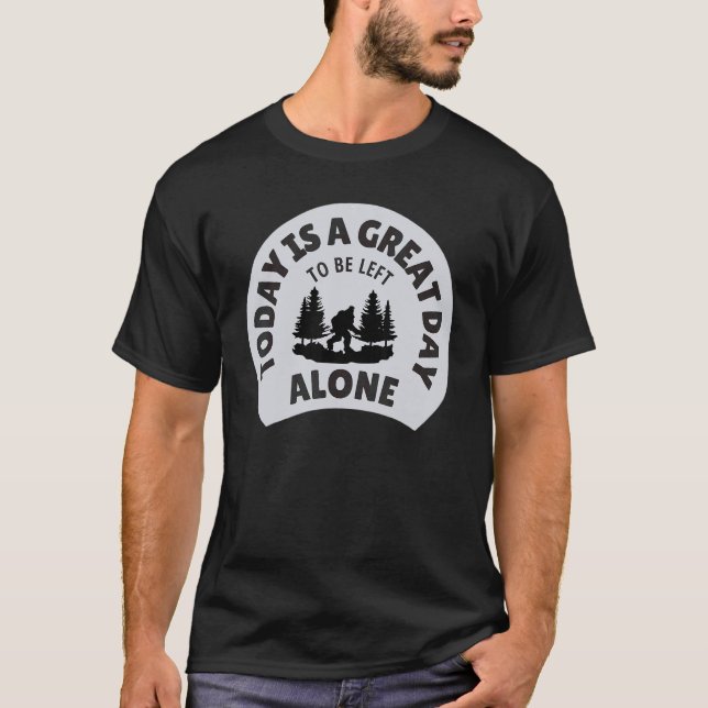 Mens Outdoor Adventure Calling Sasquatch Big Foot  T-Shirt (Vorderseite)