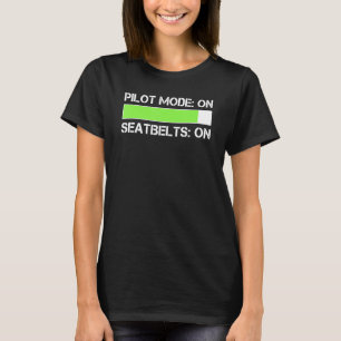 Mens-Pilot-Modus auf Sicherheitsgurten im Pilot T-Shirt
