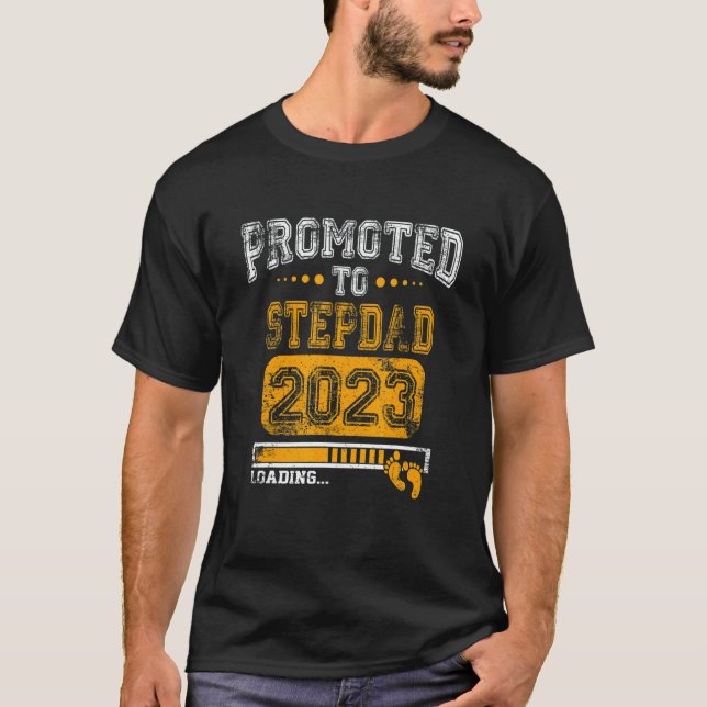 Mens Promoted To Stepdad 2023 Soon To Be New Dad 2 T-Shirt (Vorderseite)