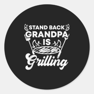 Mens stehen zurück Opa Grillt witzige Grillen Gril Runder Aufkleber