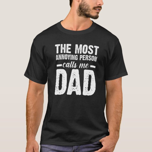 Mens the most annoying person calls me dad father  T-Shirt (Vorderseite)