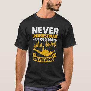 Mens Unterschätze niemals einen alten Mann, der Sk T-Shirt
