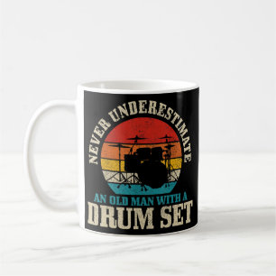 Mens Unterschätze niemals einen alten Mann mit ein Kaffeetasse