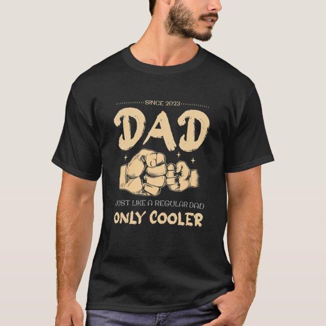 Mens Vater seit 2023 - Genau wie ein normaler Vate T-Shirt (Vorderseite)