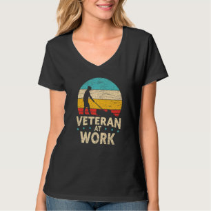 Mens Veteran beim Rasenmähen am Arbeitsplatz T-Shirt
