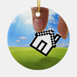 Mensch wählt ein Pixel-Haus aus Keramik Ornament