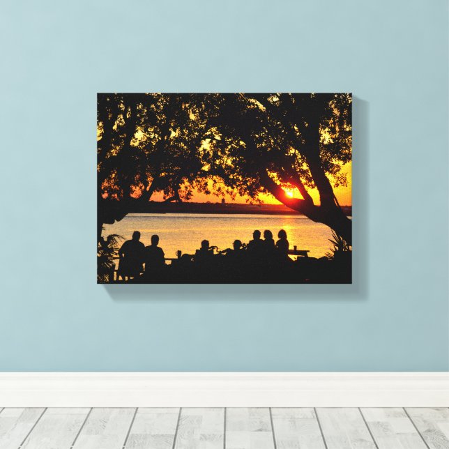Menschen am Ufer bei Sonnenuntergang Leinwanddruck (Insitu (Holzboden))