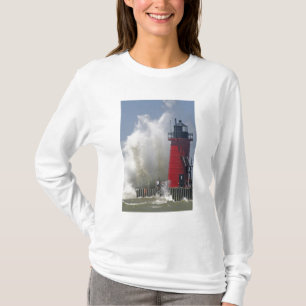 Menschen auf der Mole beobachten große brechende W T-Shirt