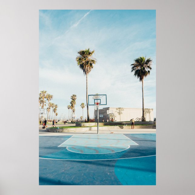 Menschen außerhalb des Basketballspielplatzes Poster (Vorne)