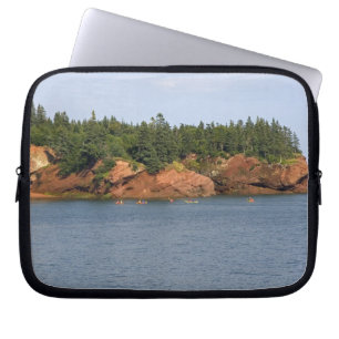 Menschen beim Seepaddeln in der Bay of Fundy bei S Laptopschutzhülle