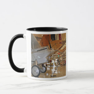 Menschen besuchen das National Museum of Naval Avi Tasse