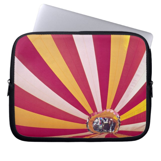 Menschen, die einen Heißluftballon füllen, Fort Co Laptopschutzhülle (Vorderseite)