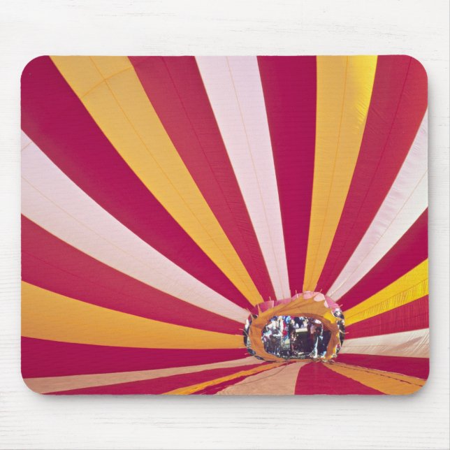 Menschen, die einen Heißluftballon füllen, Fort Co Mousepad (Vorne)