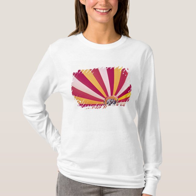 Menschen, die einen Heißluftballon füllen, Fort Co T-Shirt (Vorderseite)