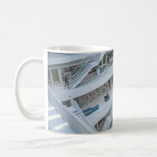 MENSCHEN, DIE INNERHALB DER BIBLIOTHEK GEHEN KAFFEETASSE