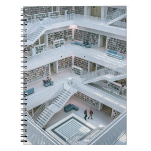 MENSCHEN, DIE INNERHALB DER BIBLIOTHEK GEHEN NOTIZBLOCK