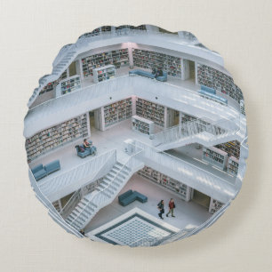 MENSCHEN, DIE INNERHALB DER BIBLIOTHEK GEHEN RUNDES KISSEN