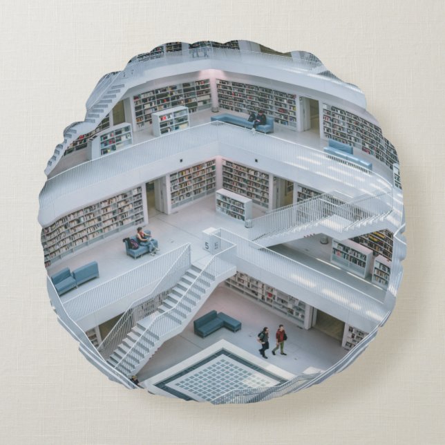 MENSCHEN, DIE INNERHALB DER BIBLIOTHEK GEHEN RUNDES KISSEN (Vorderseite)