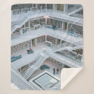 MENSCHEN, DIE INNERHALB DER BIBLIOTHEK GEHEN SHERPADECKE
