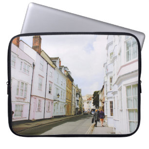 MENSCHEN, DIE SIDEWALK NEBEN DEM GEBÄUDE UND DEM D LAPTOPSCHUTZHÜLLE