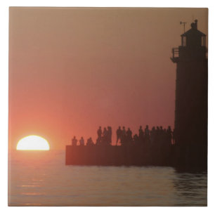 Menschen Leuchtturm Sonnenuntergang Silhouette im Fliese