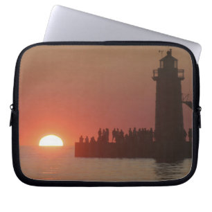Menschen Leuchtturm Sonnenuntergang Silhouette im Laptopschutzhülle