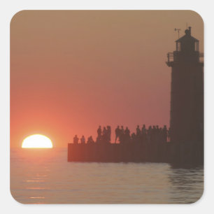 Menschen Leuchtturm Sonnenuntergang Silhouette im Quadratischer Aufkleber