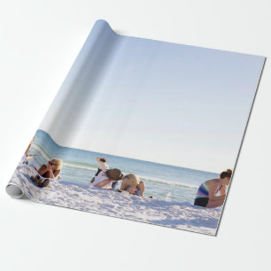 Menschen mit weißem Sand am Strand Geschenkpapier