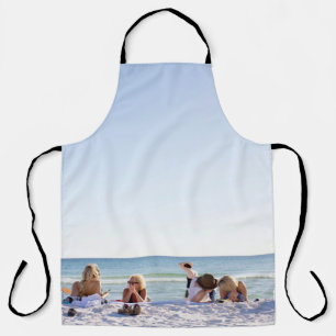 Menschen mit weißem Sand am Strand Schürze