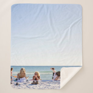 Menschen mit weißem Sand am Strand Sherpadecke