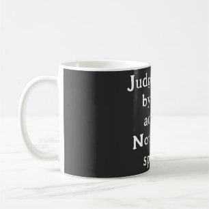 Menschen nach Handlungen beurteilen, die nicht buc Kaffeetasse