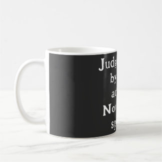 Menschen nach Handlungen beurteilen, die nicht buc Kaffeetasse