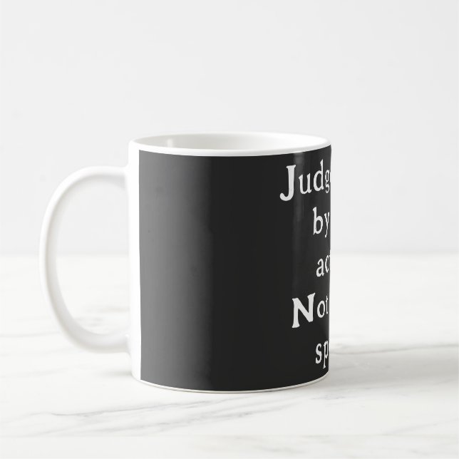 Menschen nach Handlungen beurteilen, die nicht buc Kaffeetasse (Links)
