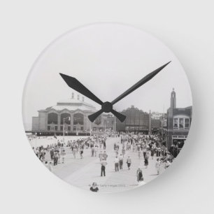 Menschenmengen Runde Wanduhr