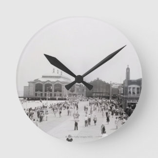 Menschenmengen Runde Wanduhr