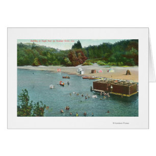 Menschenmengen schwimmen im russischen Fluss