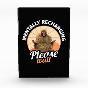 Mentale Aufladen, bitte warten Sie Funny Bigfoot Fotoblock