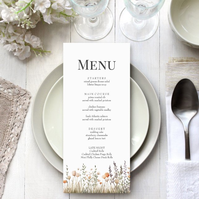 Menu de mariage Prairie de fleurs sauvages de pêch (Peach Wildflower Meadow Wedding Menu on a light wedding table.)