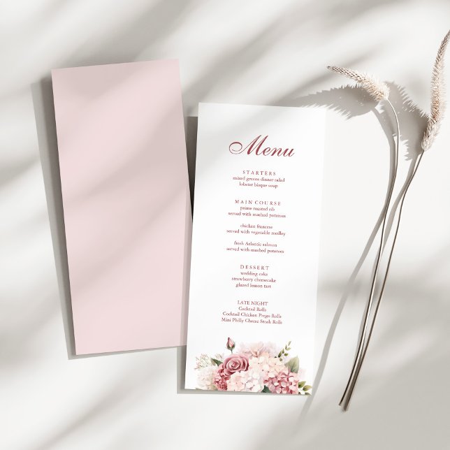 Menu Élégant Rose Dusty moderne Hydrangea Mariage (Modern Elegant Dusty Rose Hydrangea Wedding Menu on a sunny white table.)
