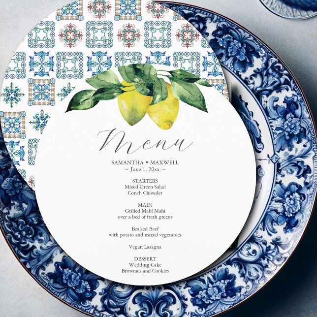 Menü-Karte für Hochzeiten Lemon und Amalfi Tile Menükarte (Menu card watercolor lemons with Mediterranean themed print by Victoria Grigaliunas Do Tell A Belle)