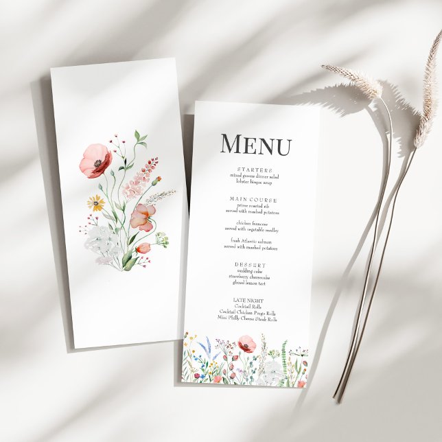 Menü-Karte für kleine Wildblumen Menükarte (Tiny Wildflower Meadow Wedding Menu Card on a sunny white table with a dry wildflower.)