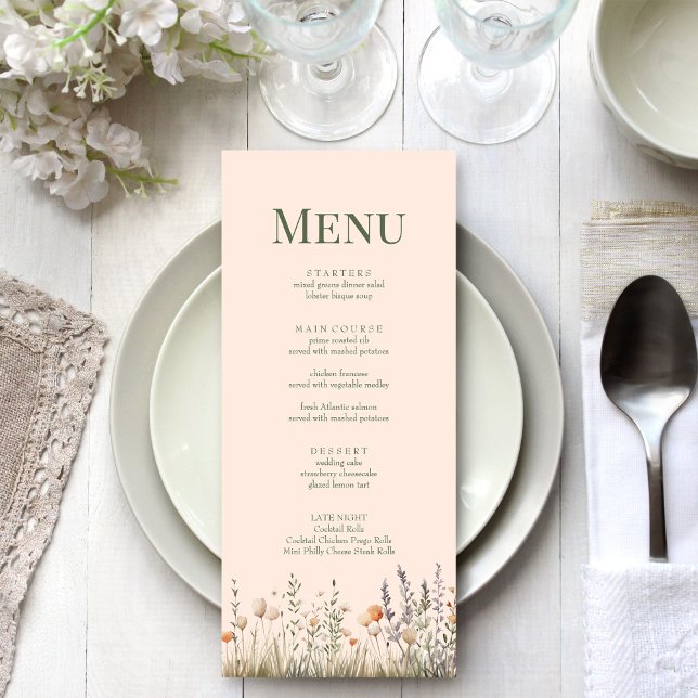 Menu Mariage de pré-prairie Fleur sauvage Peach Fu (Peach Fuzz Wildflower Meadow Wedding Menu on an elegant white wedding table.)